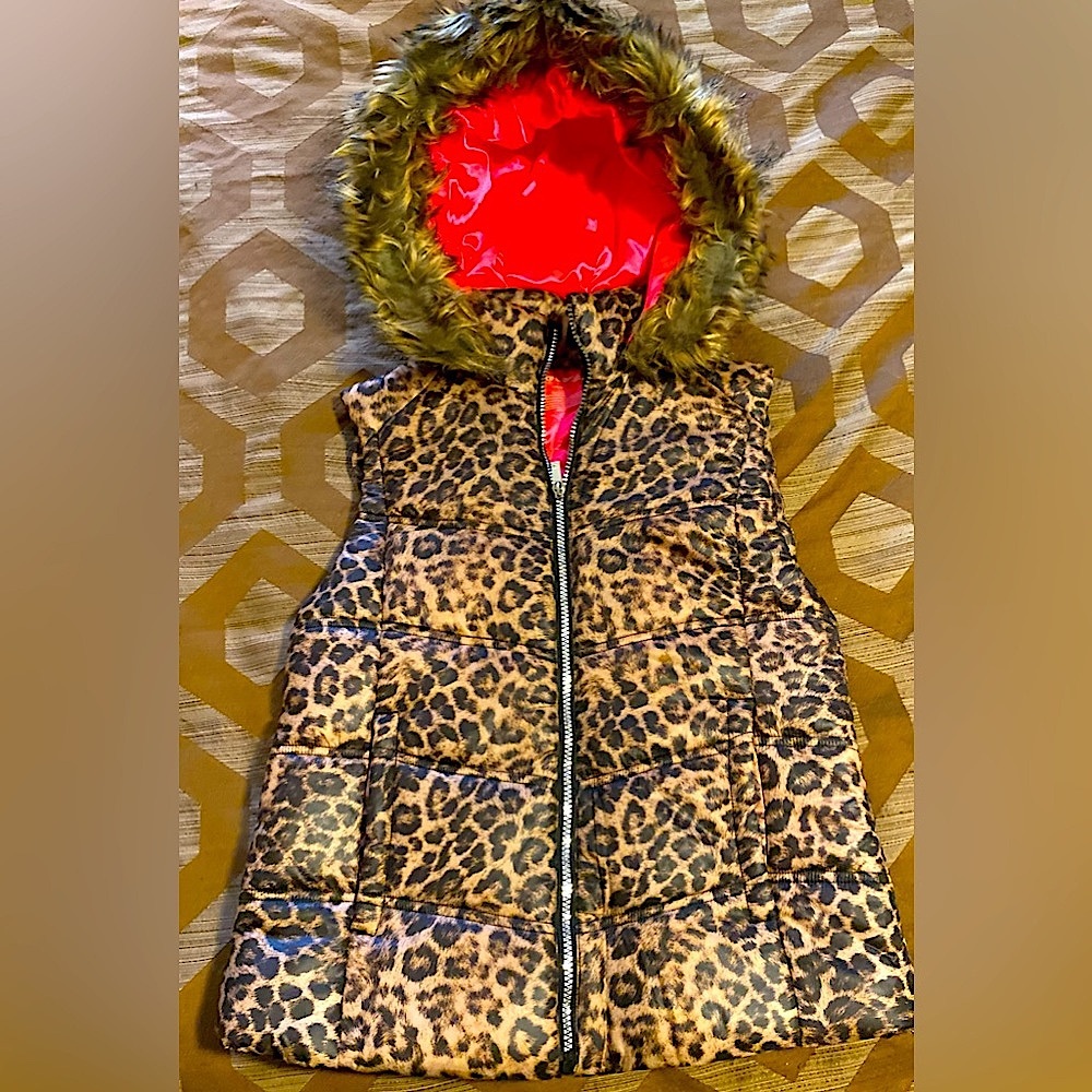 Juicy Couture Leopard print padded vest with zipper, Faux fur collar & Pockets!